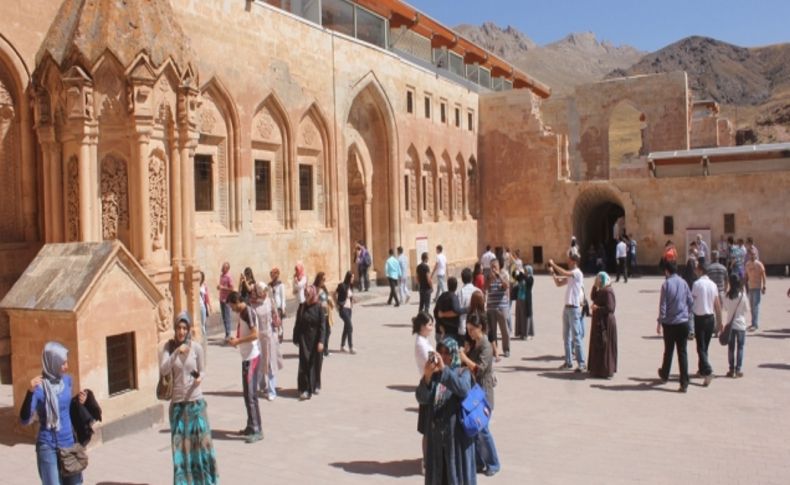 Öğretmenler İshak Paşa Sarayı’na hayran kaldı