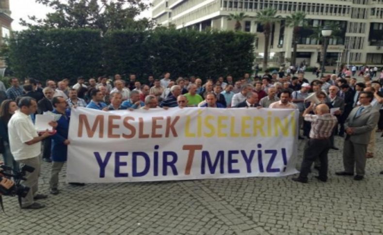 Öğretmenlerden yönetmelik protestosu