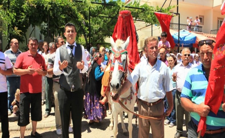 Ölüdeniz'de atlı düğün dönemi yeniden başladı