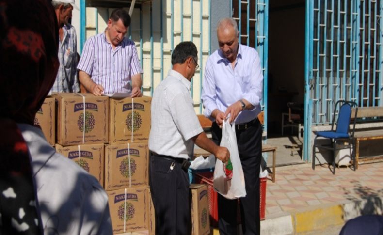 Orhaneli Belediye Başkanı Tatlıoğlu, personeline gıda paketi dağıttı