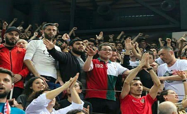 Otizmli Alptuğ, tribünlerin lideri oldu, İzmir Marşı'nı söyletti