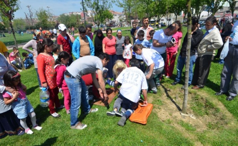 Otobüsün çaptığı çocuğu bir kenara bırakıp kavga ettiler