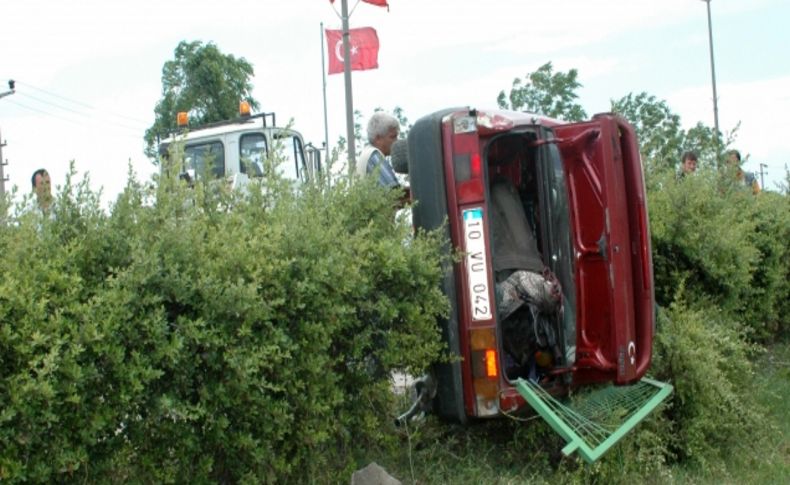 Otomobil çocuk parkına devrildi: 4 yaralı