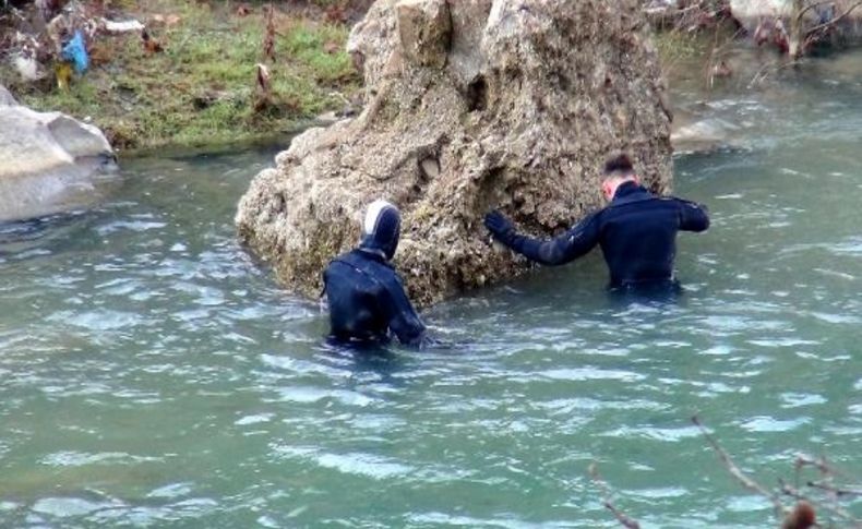 Otomobil Ile Irmağa Uçan Kişinin Cesedi Bulundu