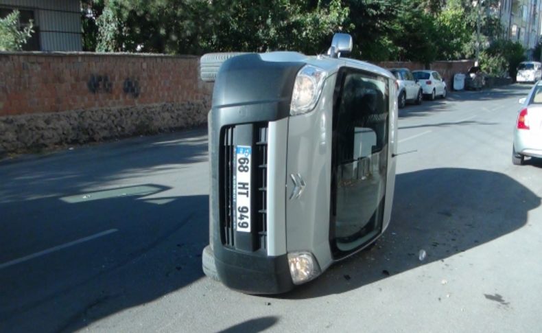 Otomobil ile ticari araç çarpıştı