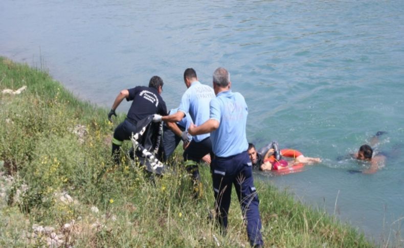 Otomobil kanala düştü, baba ve kızı boğuldu