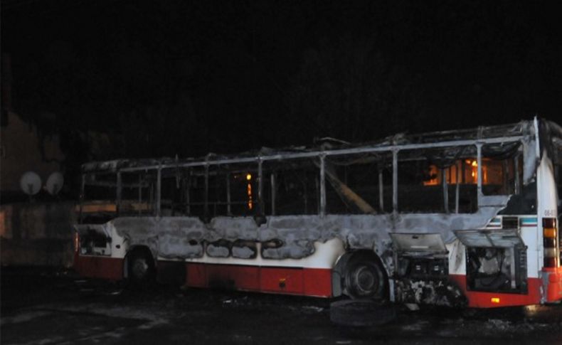 Durdurdukları otobüsü benzin dökerek yaktılar