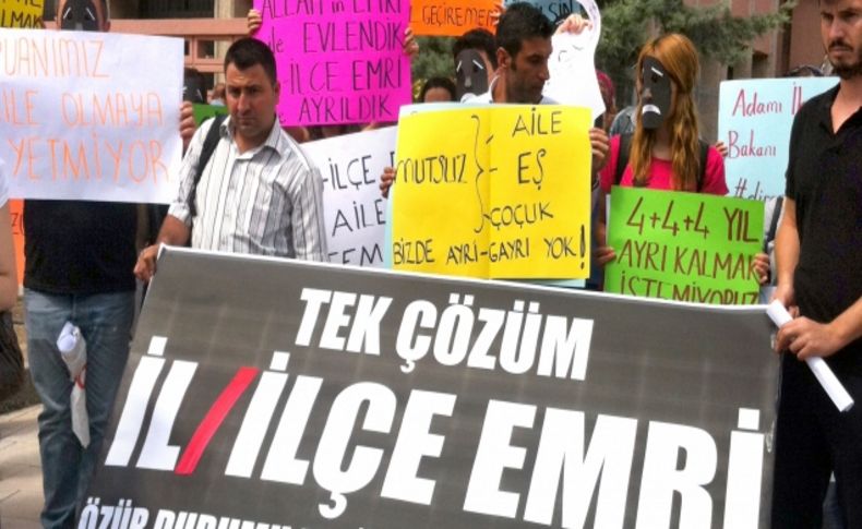 Özür mağduru öğretmenler, MEB önünde türkülü eylem yaptı