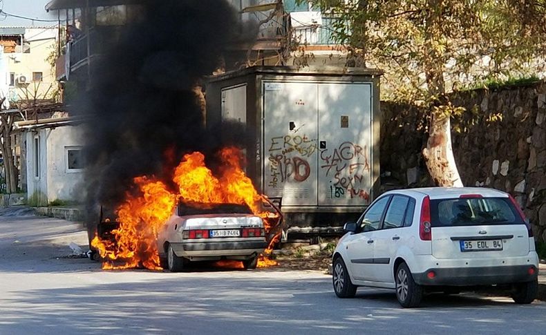 Park halindeki otomobil alev alev yandı