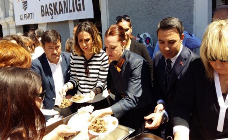 AK Parti'den Konak'ta 'Kutlu Doğum' pilavı