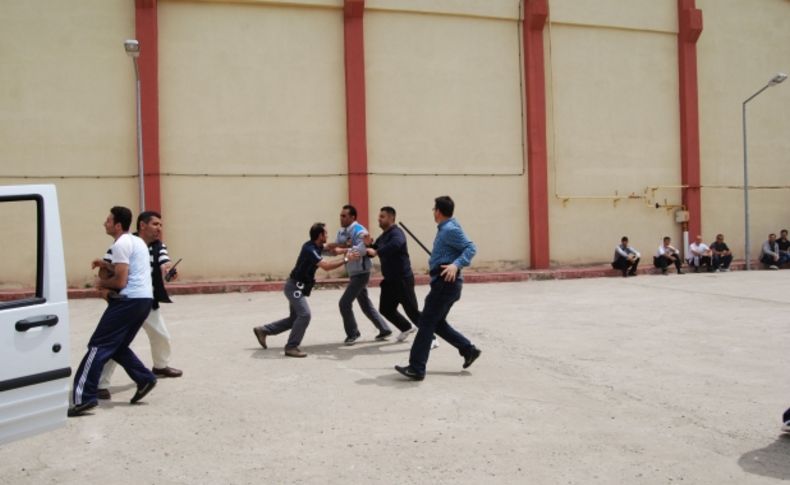 Polis bıçaklı hırsızı etkisiz hale getirdi