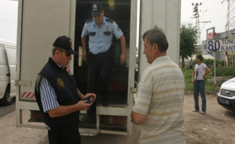 Polis, kapalı kasa kamyonetlerde arama yapıyor