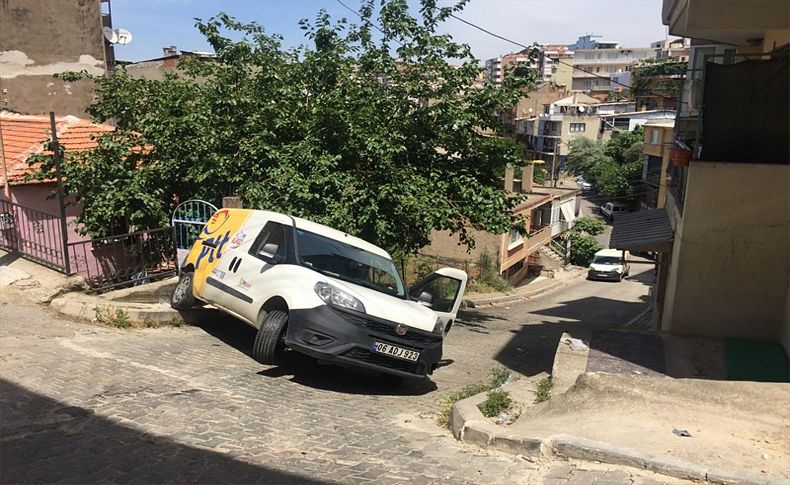 Posta dağıtım aracı yokuşta asılı kaldı