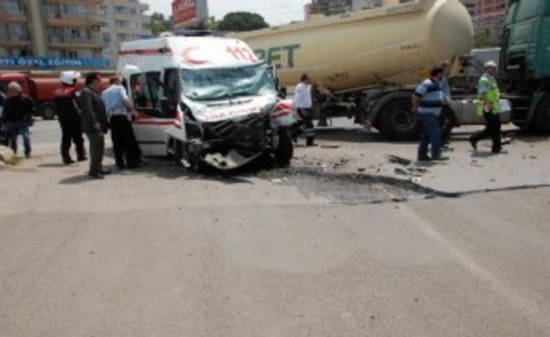 Ambulans ve yakıt tankeri çarpıştı: 5 yaralı