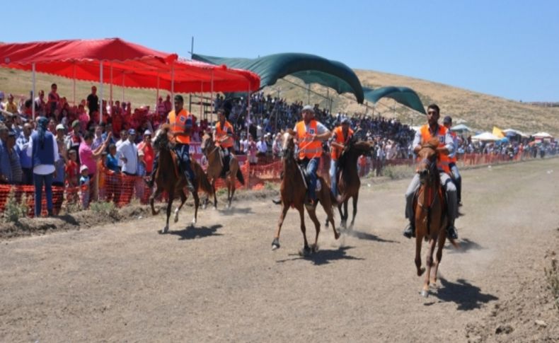 Rahvan atlar Menemen’de kıyasıya yarıştı