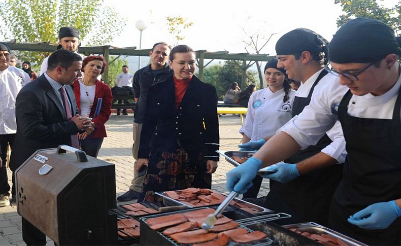 Rektör öğrencilerin sucuk- ekmek partisine katıldı