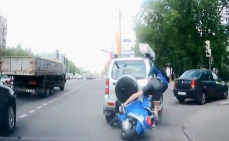 Rusya’da motorcu kazaları kameraya yansıdı