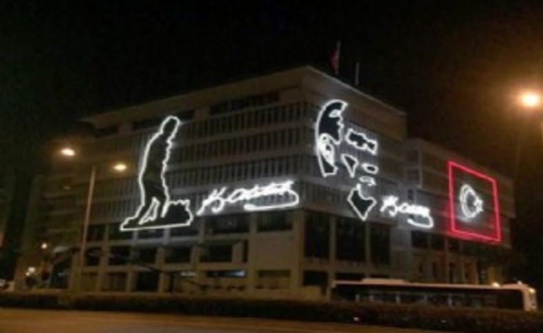 İzmir Büyükşehir Belediyesi binasında ışıklı Atatürk silüeti