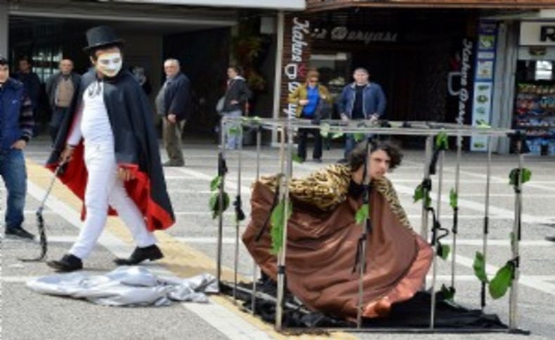 İzmir’de tiyatro coşkusu sokağa taştı