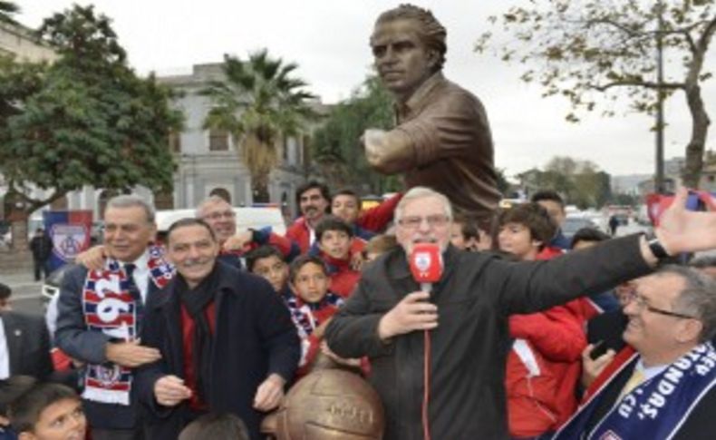 İzmir’in yetiştirdiği unutulmaz  futbolcunun heykeli dikildi