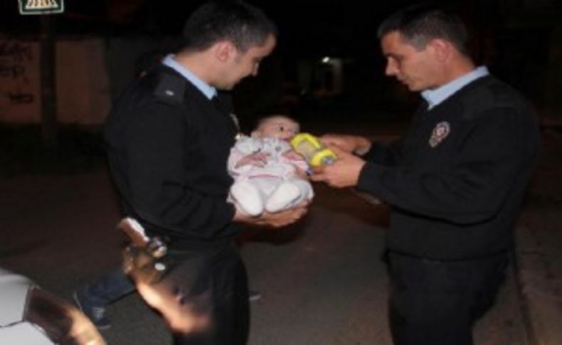 Parka bırakılan bebeğe polis şefkati