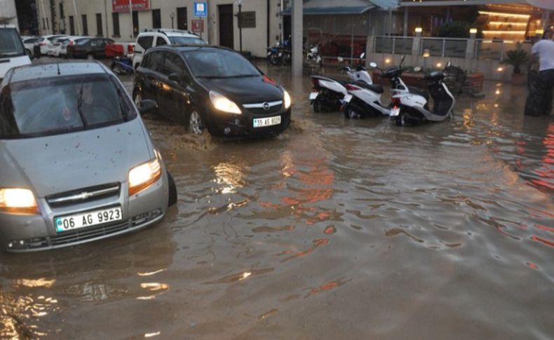 Sağanak o ilçeyi vurdu