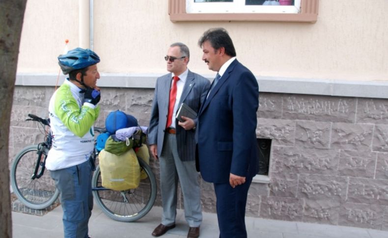 Sağlıklı yaşam için tura çıkan bisikletçi Çanakkale'ye geldi