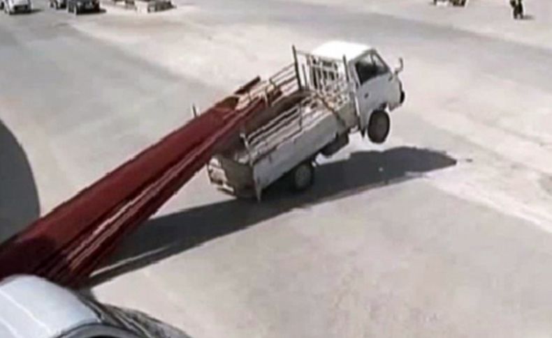 Şaha kalkan kamyonet mobese kamerasında