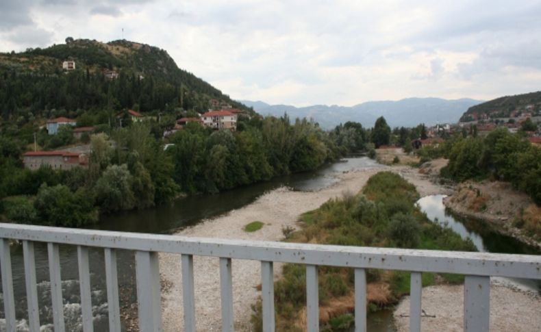 Sakarya Nehri’nde susuzluktan adacıklar oluştu