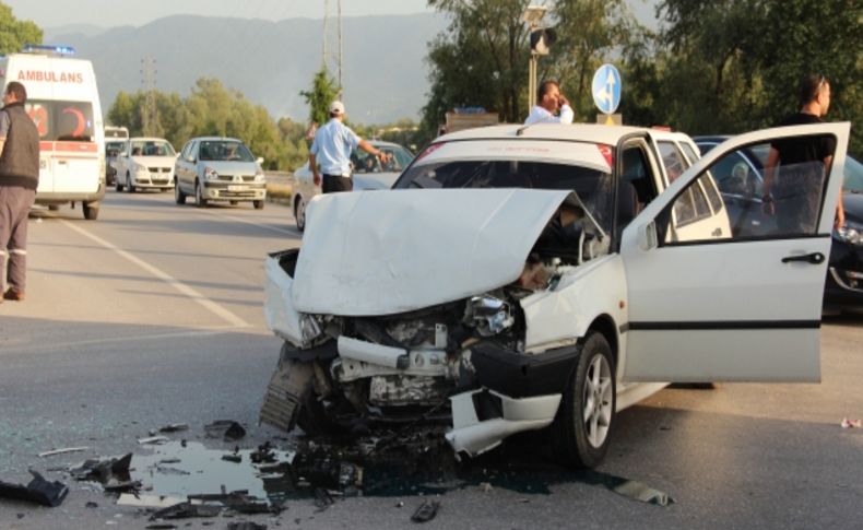 Sakarya'da 2 ayrı kazada 18 kişi yaralandı