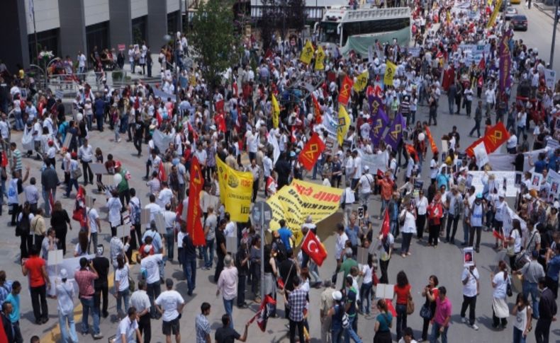 Sanatçılar, tiyatro yasa taslağına tepki için yürüdü