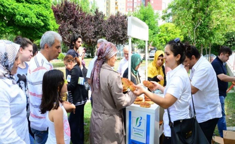 SBS adaylarının velilerine çay ve simit ikram etti