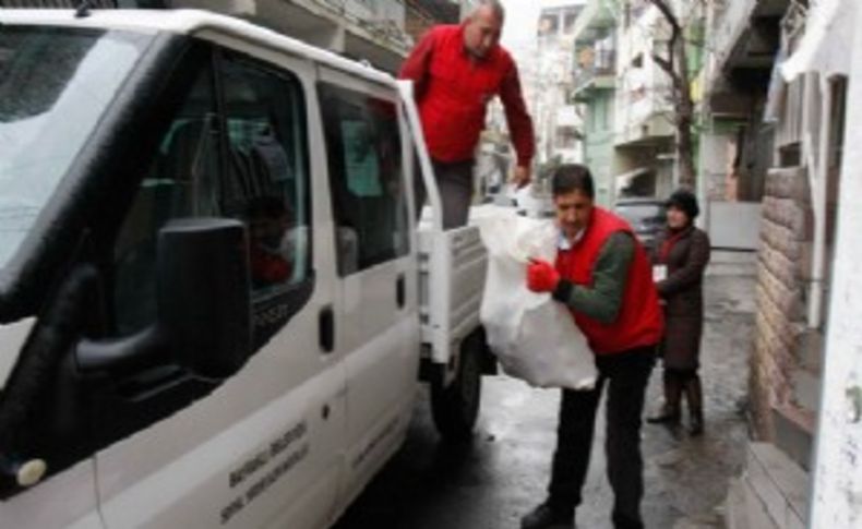 Bayraklı’da soğuk kış günlerinde yakacak yardımı