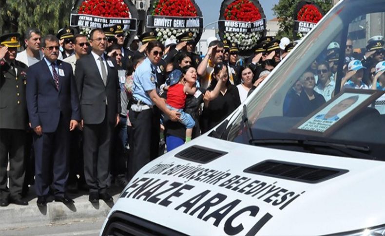 Şehit polisin oğlu, babasının telsizini elinden bırakmadı