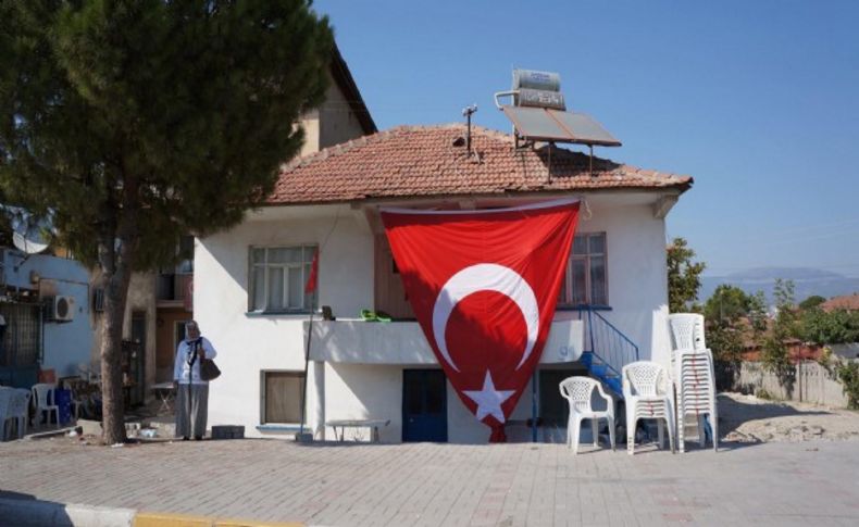 Şehidin evine yeniden dev Türk Bayrağı asıldı