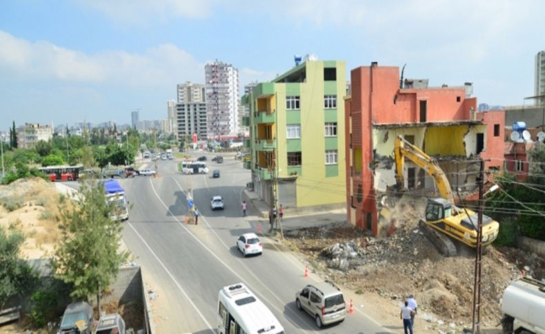 Şehit Mehmet Özer Caddesi’nde yıkım sürüyor