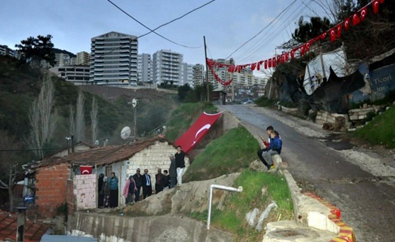 Şehidin İzmir'deki gecekondu evine ateş düştü