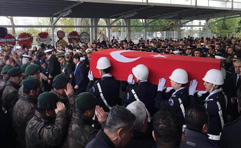 İzmir'de Şehit Polis gözyaşlarıyla son yolculuğuna uğurlandı