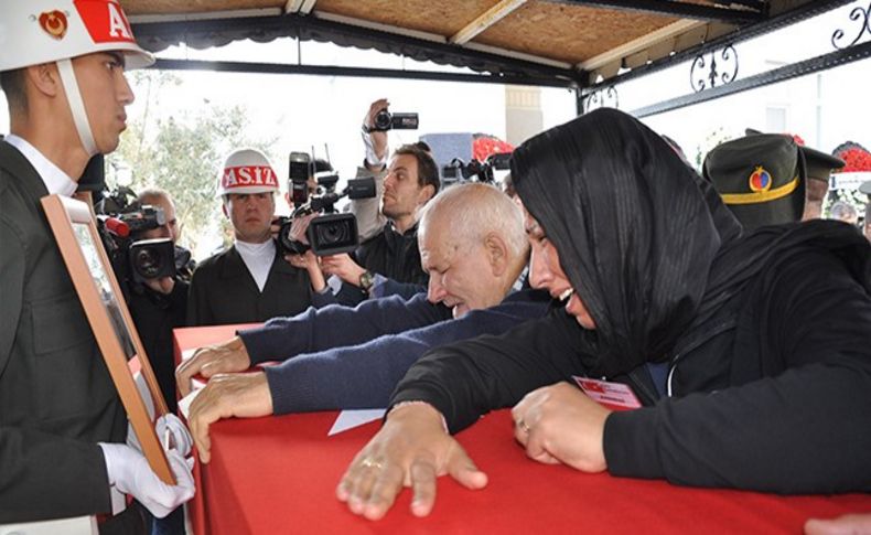 İzmir şehidini son yolculuğuna uğurladı