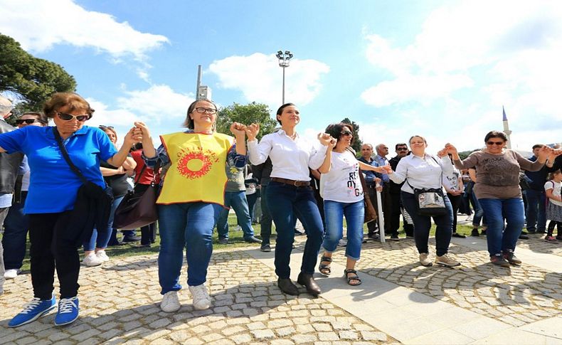 Selçuklu emekçiler, bayramlarını halay çekerek kutladı