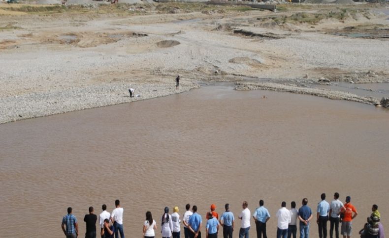 Serinlemek amacıyla suya giren genç boğuldu