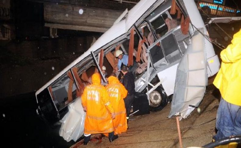 Servis Araci Kanala Uçtu: 3 Ölü, 13 Yarali