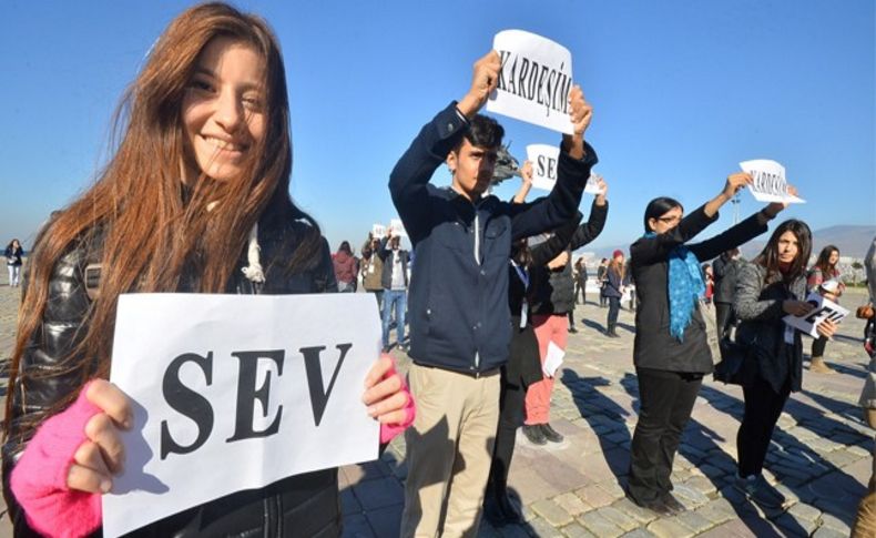 İzmirli gençlerden yine örnek etkinlik: 'Sev kardeşim'