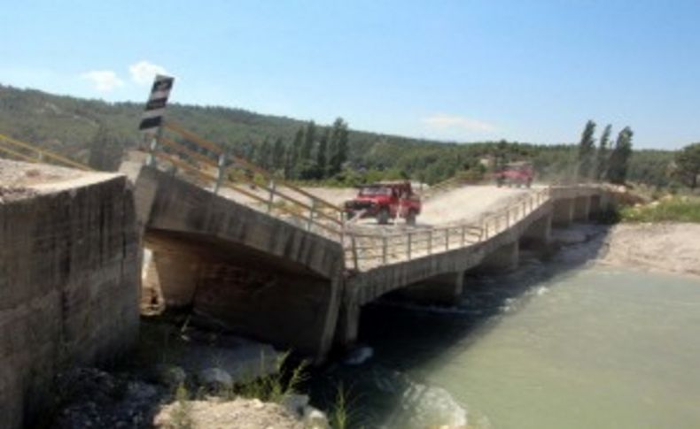 Ölüme davetiye çıkaran köprü ulaşıma kapatıldı