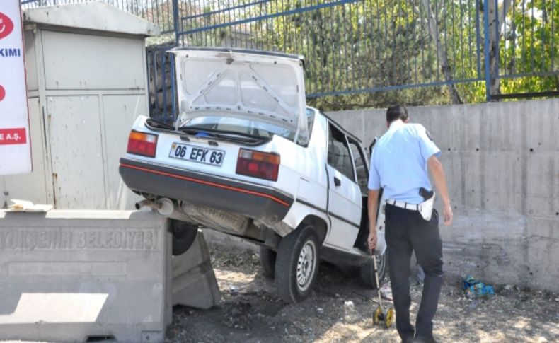 Sıkıştırılan otomobil duvara çarptı: 1 yaralı