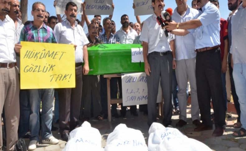 Sınırdaki gerginliğe, kefenli protesto