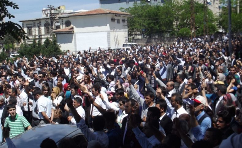 Siverek'te eğitimciler şiddeti protesto için yürüdü