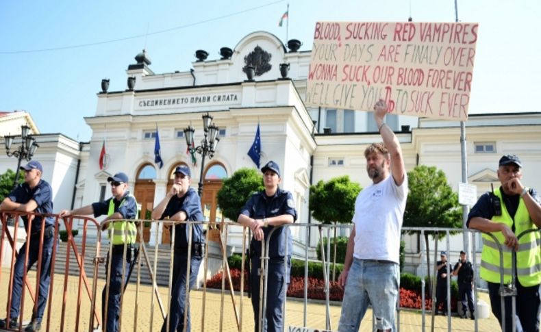 Sofya'da göstericiler şehir merkezini bloke etti