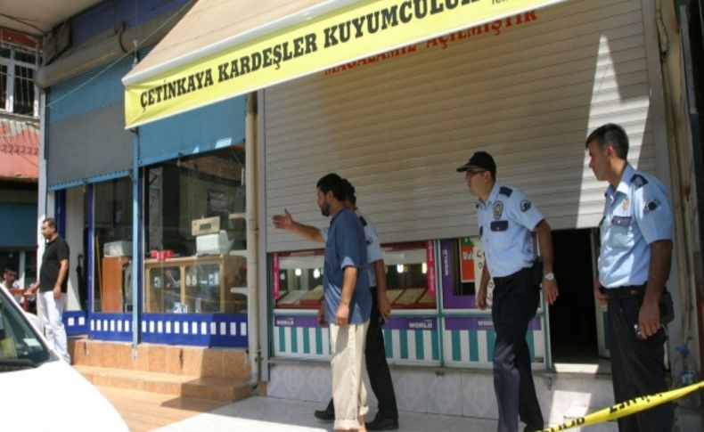 Soyguncular kuyumcuya taş attı, vitrin camı kırılmayınca kaçtı