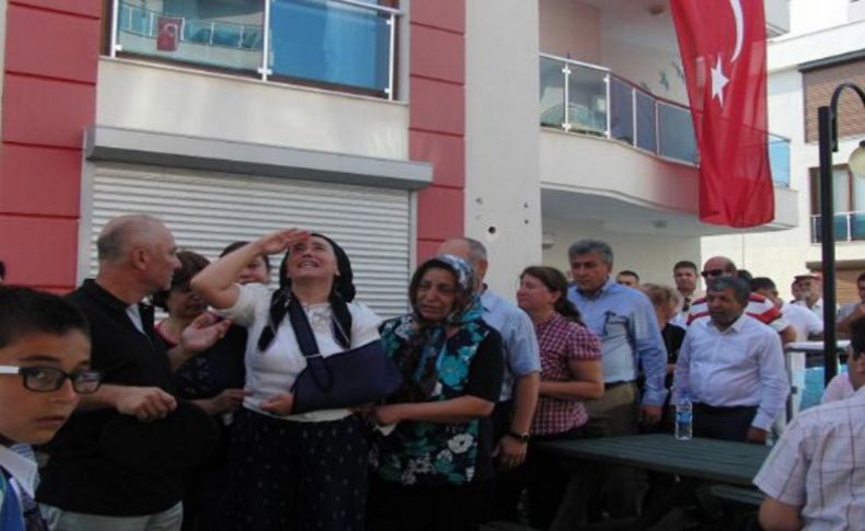 Şehit binbaşının ailesi İzmir’de: Bayrağa asker selamı